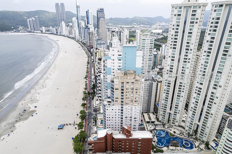 Balnéario Camboriú海滩海滨的观点在一个阴天和很少的人在海滩上